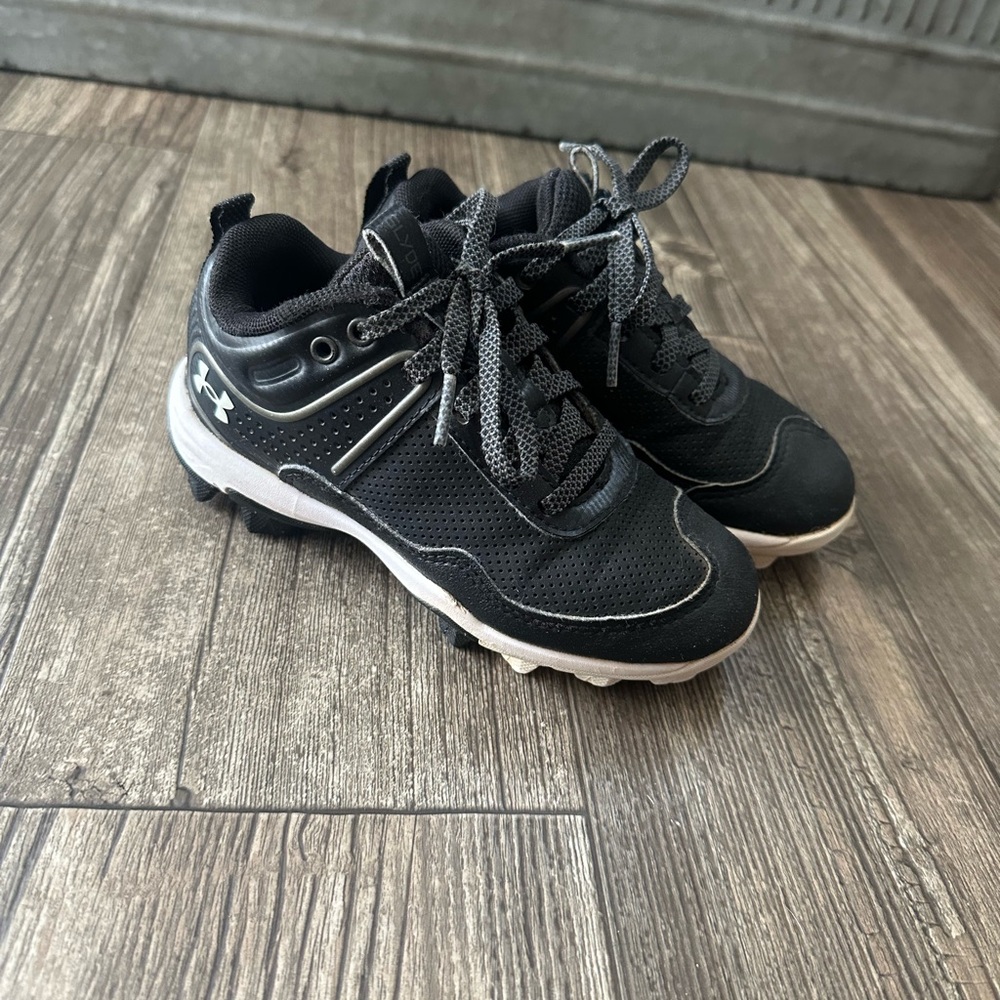 Under Armour Black and White Athletic Shoes Sleek Design